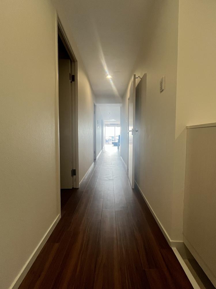 神戸市中央区北野町の賃貸物件/廊下の先の明るい日差しが温かい
