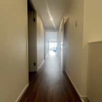 神戸市中央区北野町の賃貸物件/廊下の先の明るい日差しが温かい
