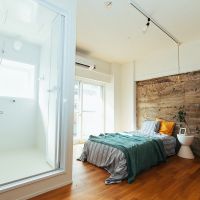 明石市松が丘１丁目の売買物件/1F洋室、手前は浴室