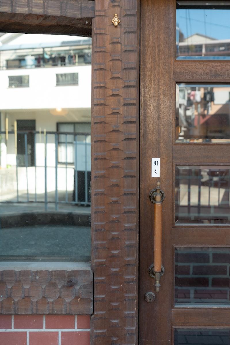 神戸市北区鈴蘭台東町の賃貸物件/木彫りの柱や窓枠が渋い