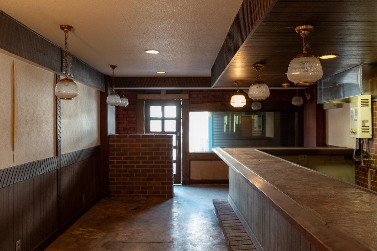 神戸市北区鈴蘭台東町の賃貸物件/今は半分シャッターが閉まっていますが、開けると大きめの水平窓