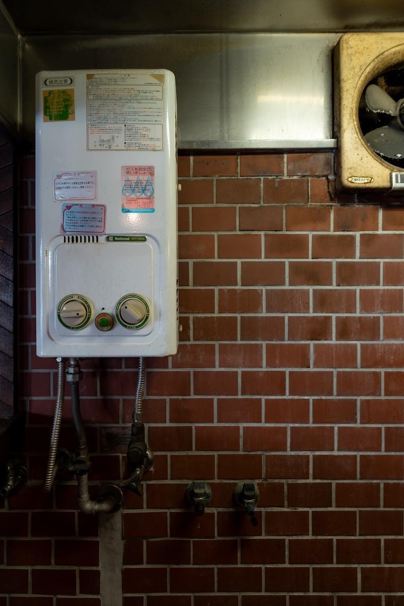 神戸市北区鈴蘭台東町の賃貸物件/National時代の給湯器なので取替が必要