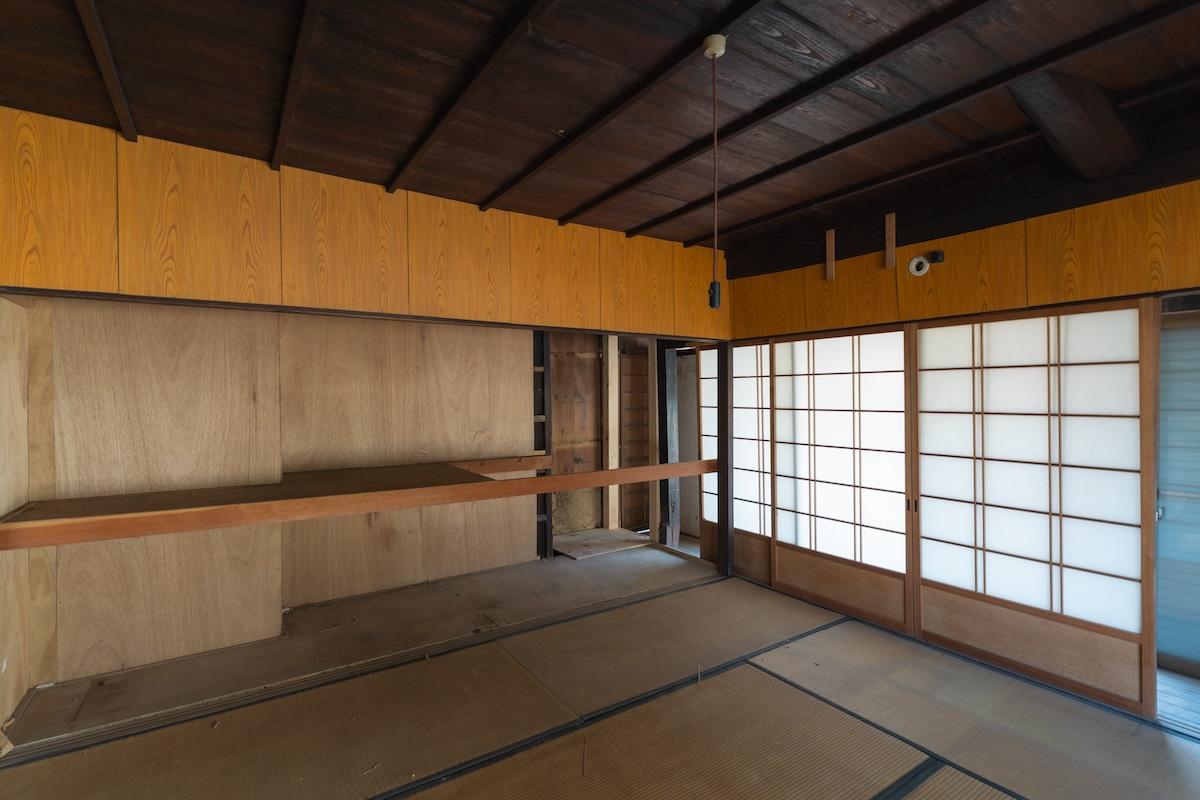 神戸市北区有野町唐櫃の売買物件/北西側の和室。一部、補強柱を追加しています。