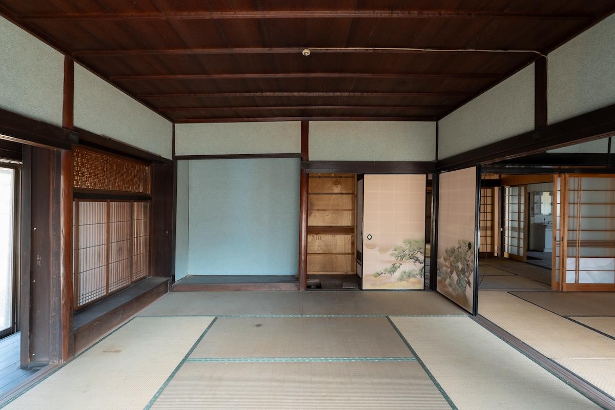 神戸市北区有野町唐櫃の売買物件/南西側の和室は全体的に歪みが顕著です