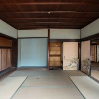 神戸市北区有野町唐櫃の売買物件/南西側の和室は全体的に歪みが顕著です