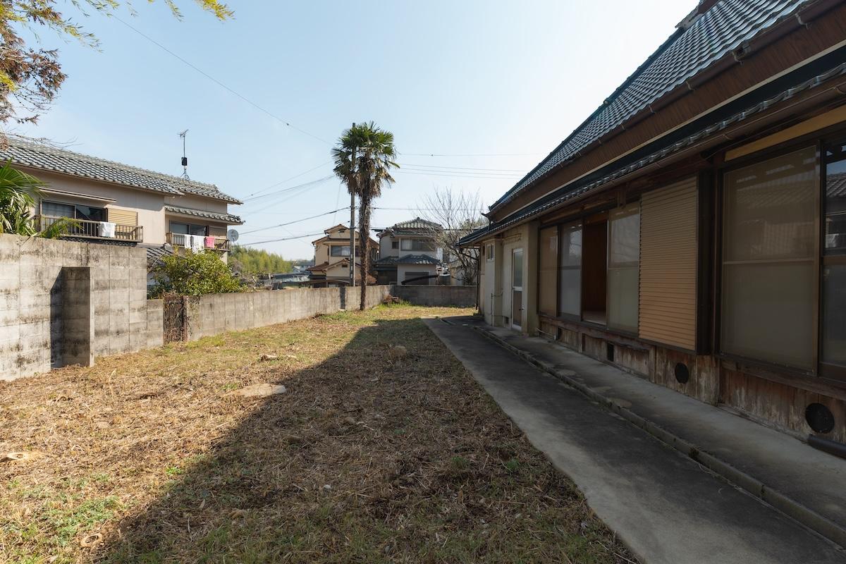 神戸市北区有野町唐櫃の売買物件/北側の庭もスペースはありますが影になるので、畑以外の使い方が良さそう