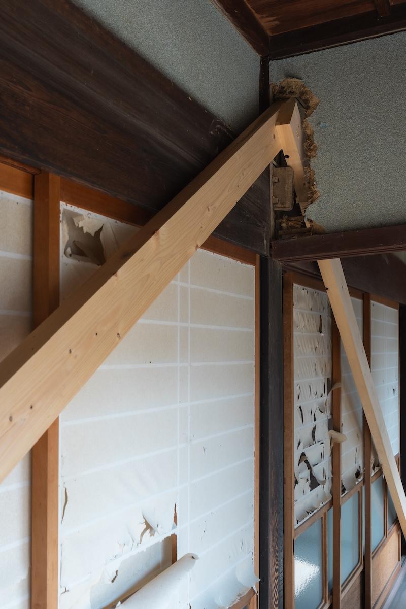 神戸市北区有野町唐櫃の売買物件/現在は仮の筋交を入れていますが、構造補強工事も前提にご検討ください
