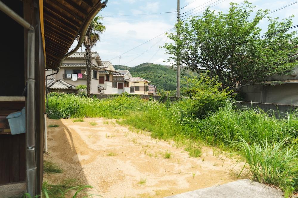 神戸市北区有野町唐櫃の売買物件/東側の庭。陽の当たるスペースに畝を作って、ファームをはじめよう