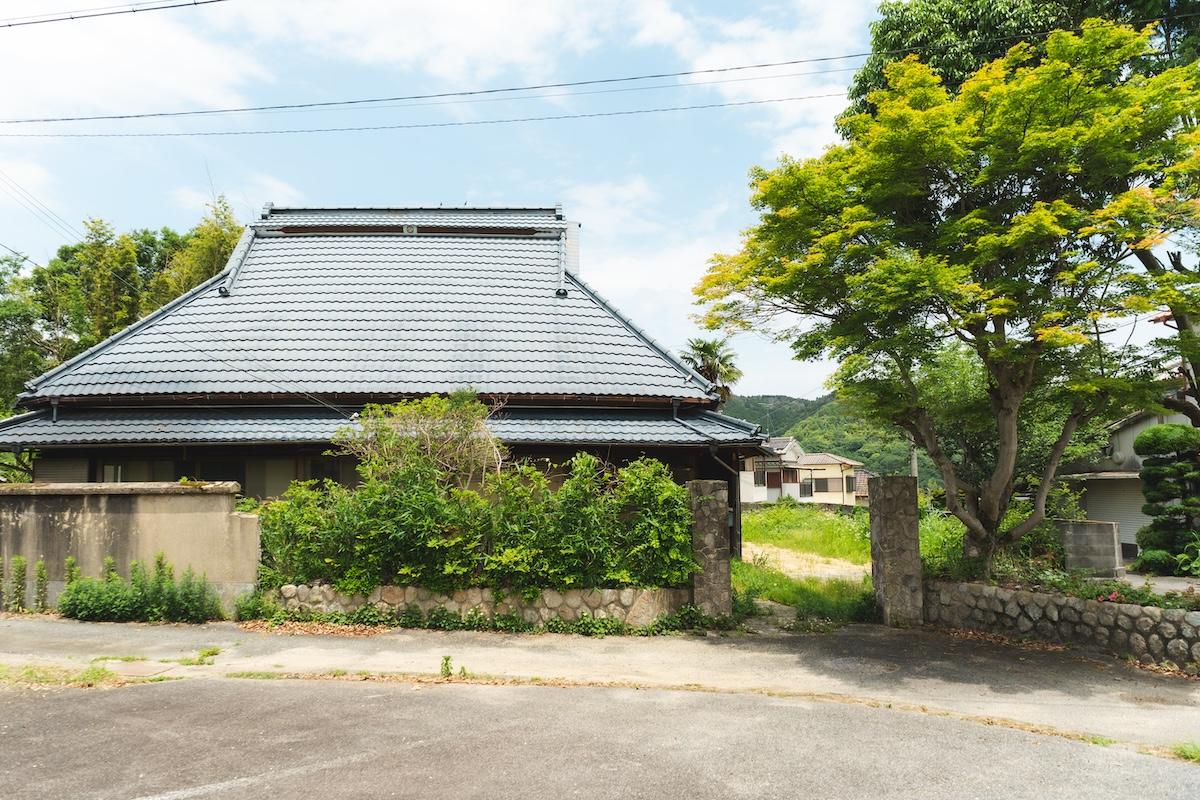 神戸市北区有野町唐櫃の売買物件/もともと茅葺のうえに鋼板が葺かれた大屋根の平屋