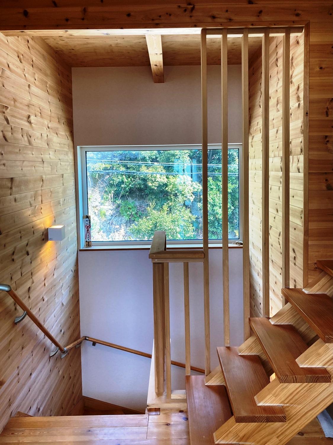 西宮市青葉台の売買物件/「ただいまー！」とリビングへ駆け上がるその隣には緑の借景が広がる