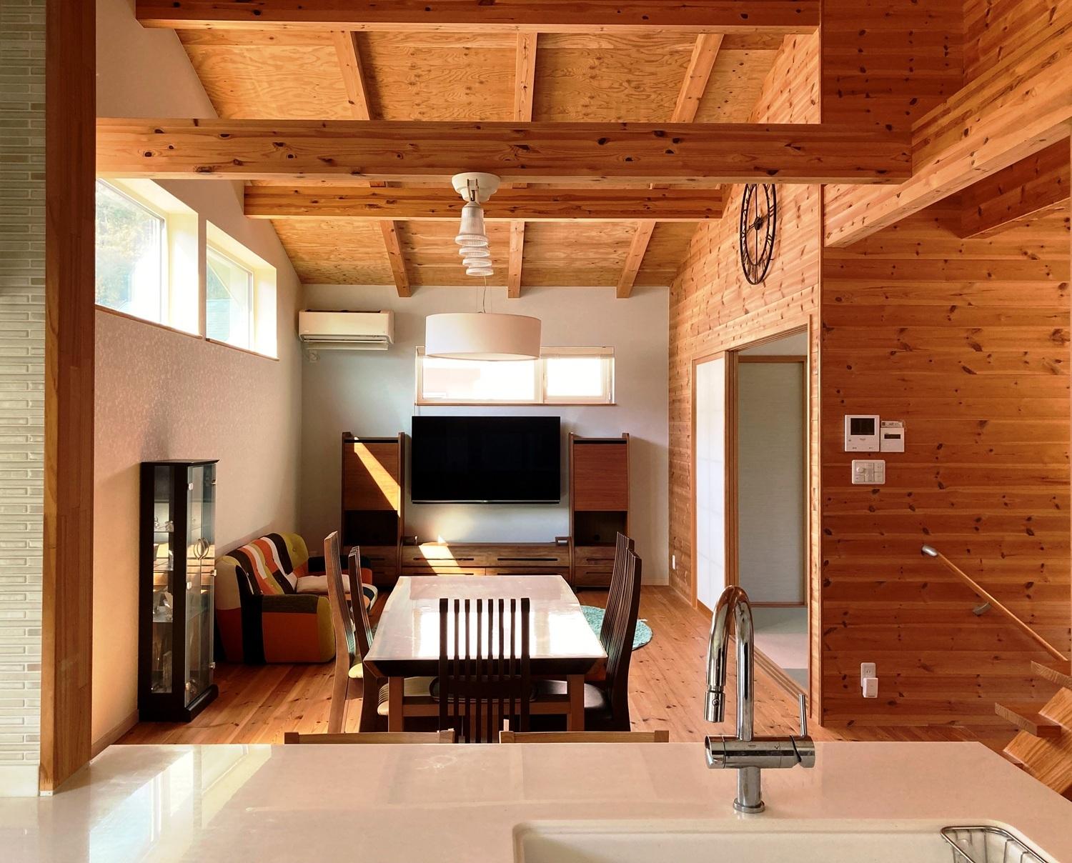 西宮市青葉台の売買物件/ダイニングに差し込む光も優しい