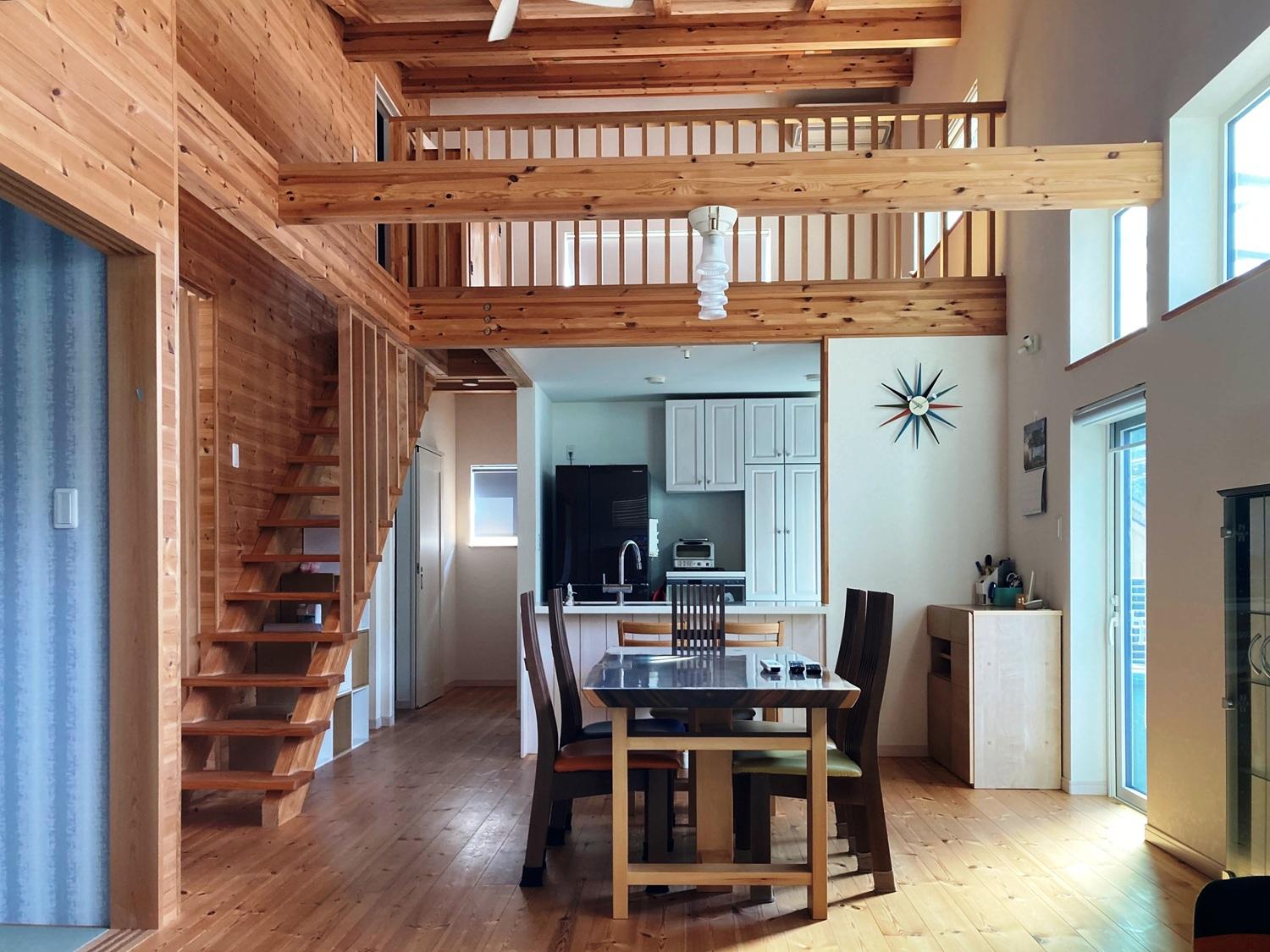 西宮市青葉台の売買物件/リビング、フロアは全て無垢のパイン材