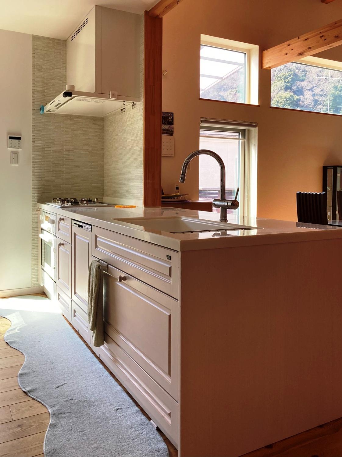 西宮市青葉台の売買物件/無垢材の木をアイボリーに塗った家具のようなキッチン