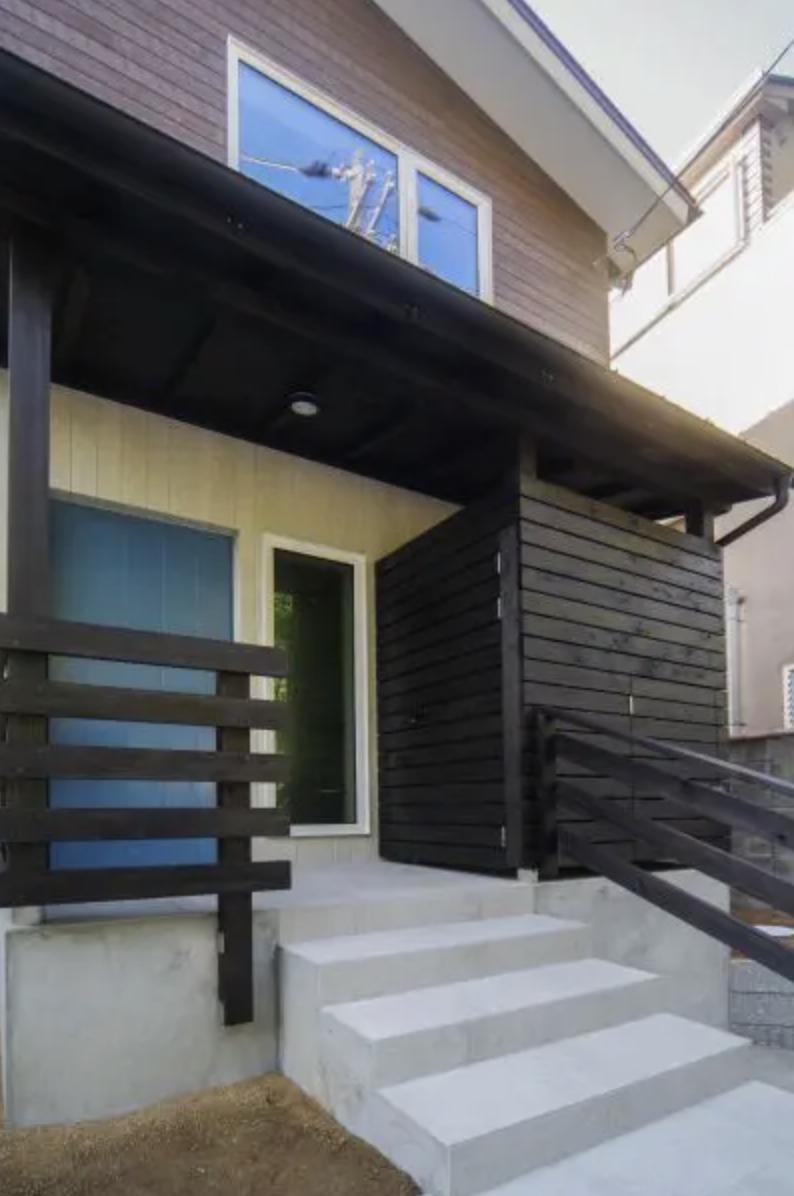 西宮市青葉台の売買物件/大きめの宅配便ボックスも目隠しがウッディなのが○