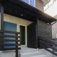 西宮市青葉台の売買物件/大きめの宅配便ボックスも目隠しがウッディなのが○