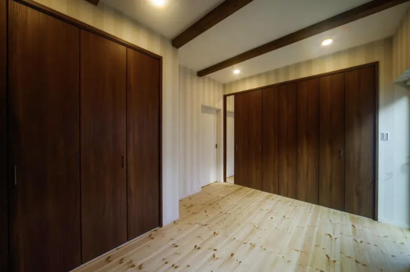 西宮市青葉台の売買物件/1階の主寝室、立て付けのクローゼットも大容量