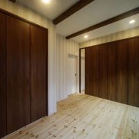 西宮市青葉台の売買物件/1階の主寝室、立て付けのクローゼットも大容量