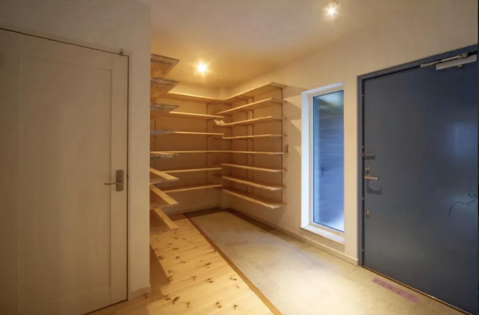 西宮市青葉台の売買物件/玄関、可動式のシュークローゼット付き、青いスウェーデン製の玄関ドアがアクセント