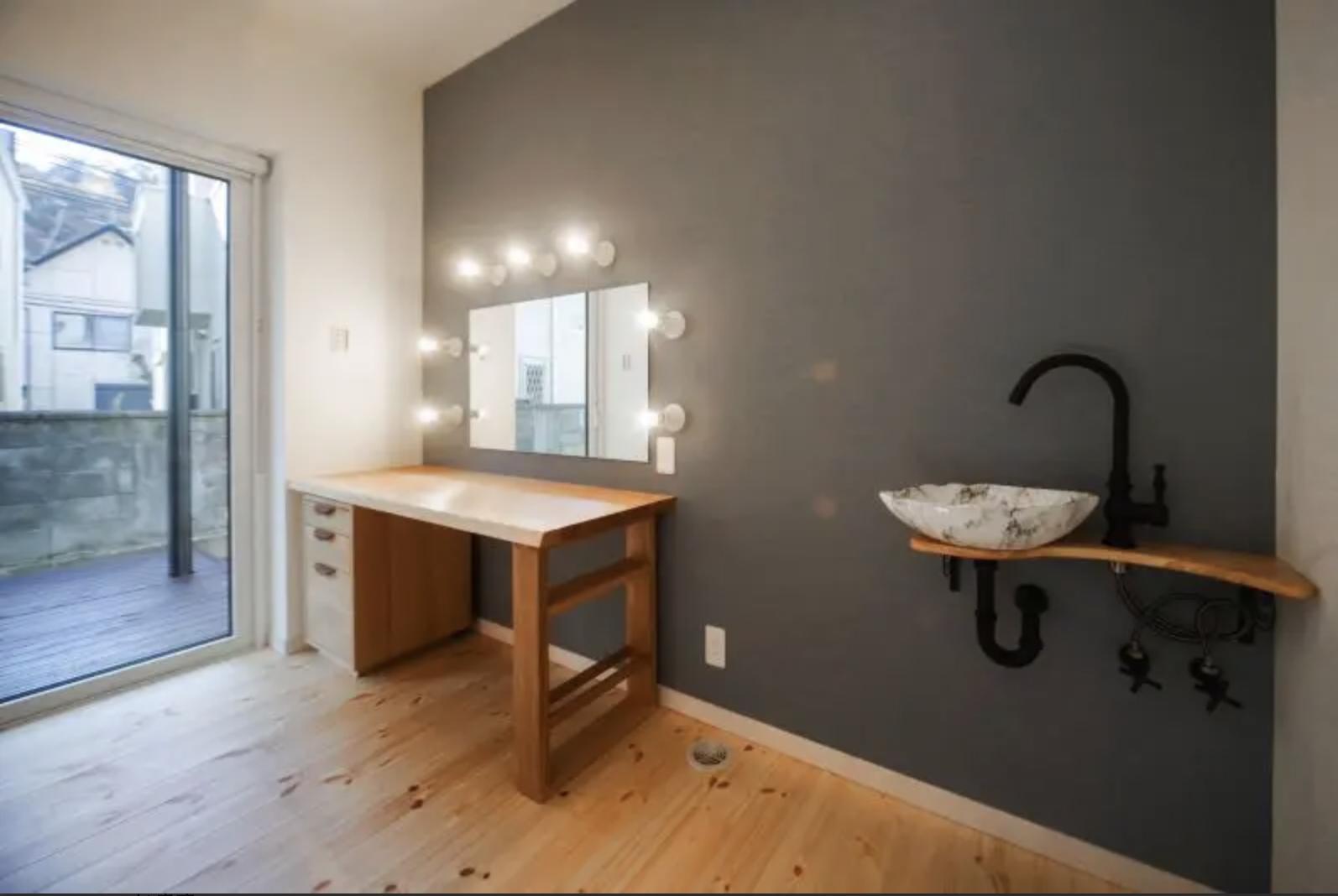 西宮市青葉台の売買物件/1階のドレスルームには、こだわりのドレッサーが。