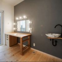 西宮市青葉台の売買物件/1階のドレスルームには、こだわりのドレッサーが。