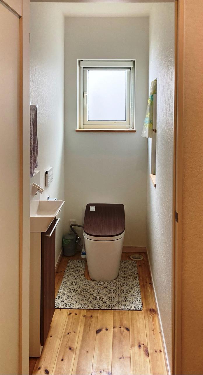 西宮市青葉台の売買物件/木の優しさとクリーンな白のコントラストが美しいトイレは1階と2階に