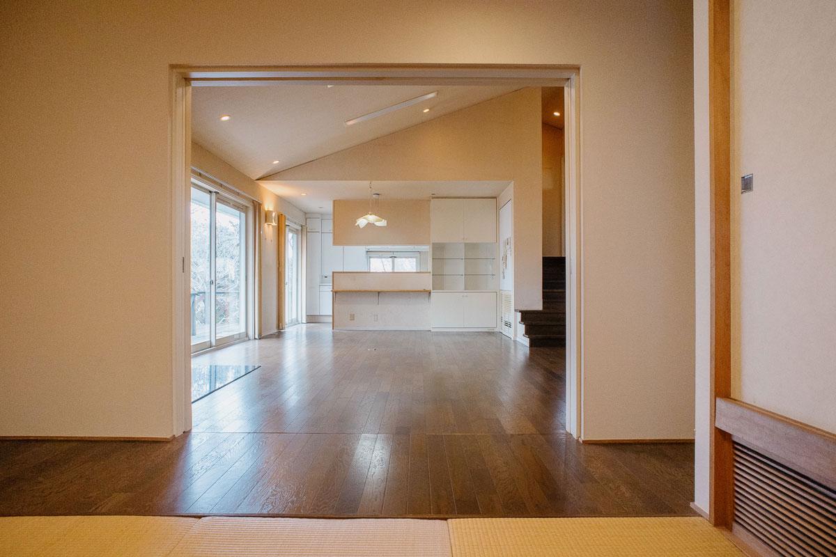 神戸市北区道場町生野の売買物件/和室から引き戸を開けておくと、空間が広がる