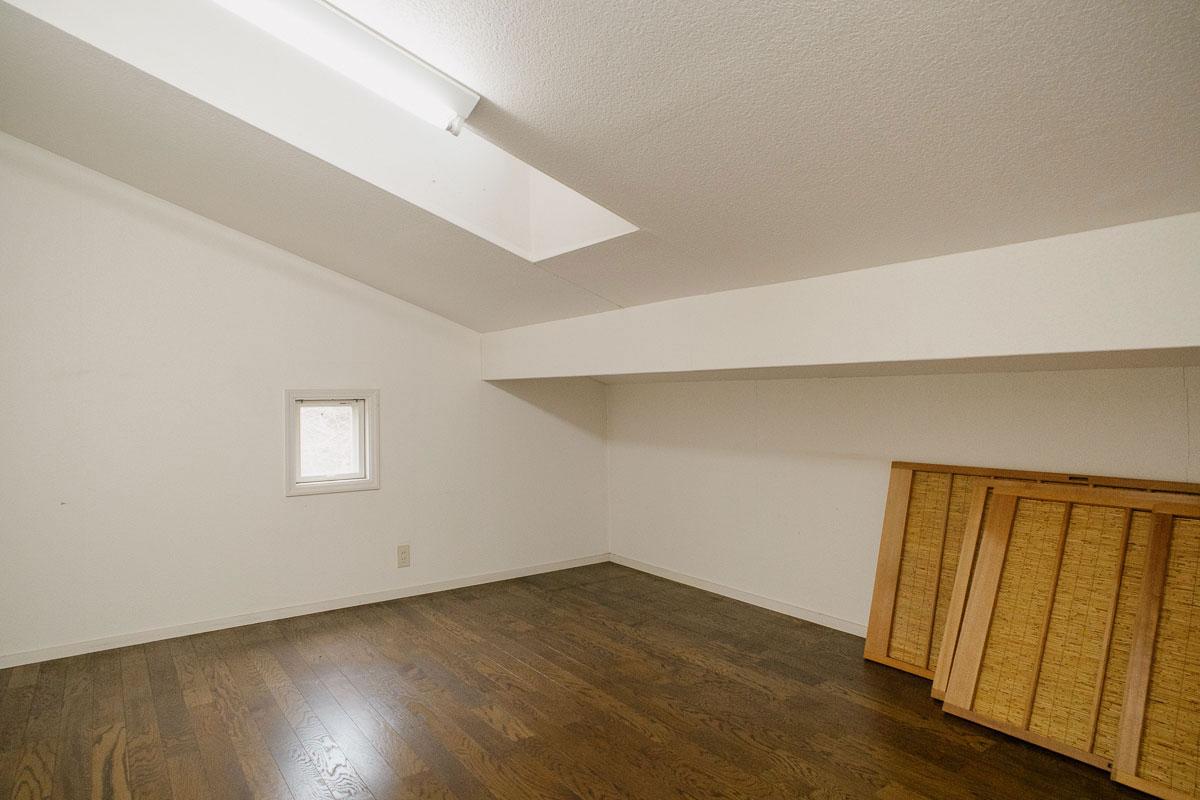 神戸市北区道場町生野の売買物件/隣の洋室、屋根裏感が楽しい