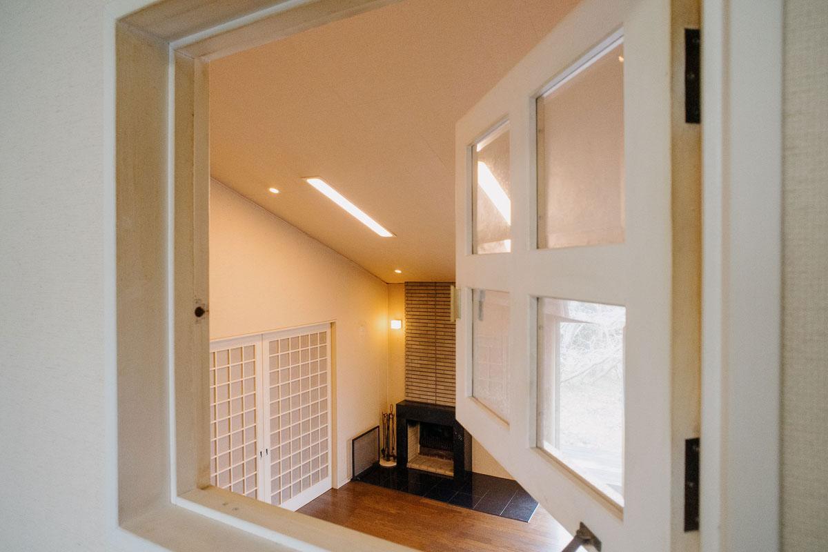 神戸市北区道場町生野の売買物件/2階の小窓から眺めたリビング