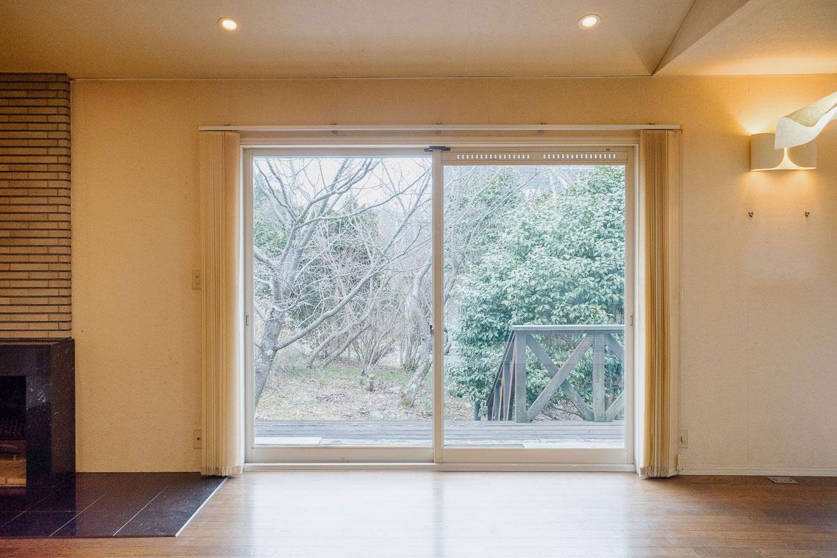 神戸市北区道場町生野の売買物件/リビングから庭を愛でる