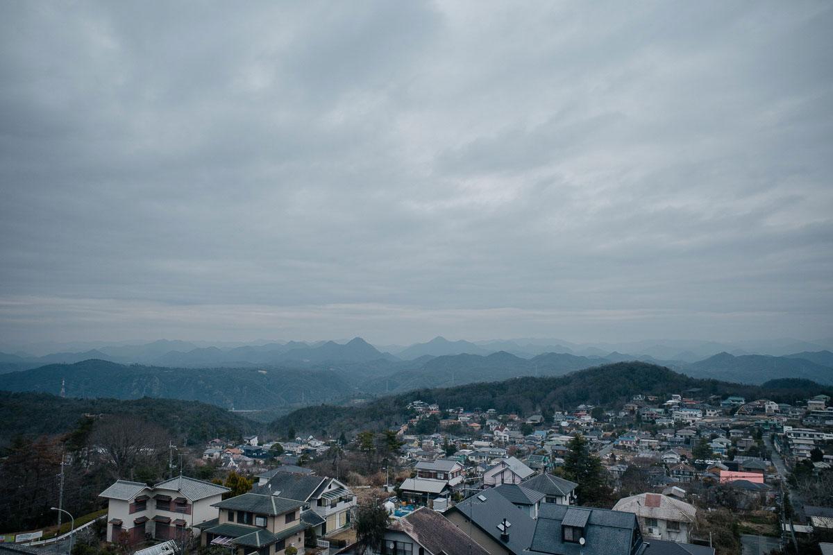 神戸市北区道場町生野の売買物件/峠で山並みを見る