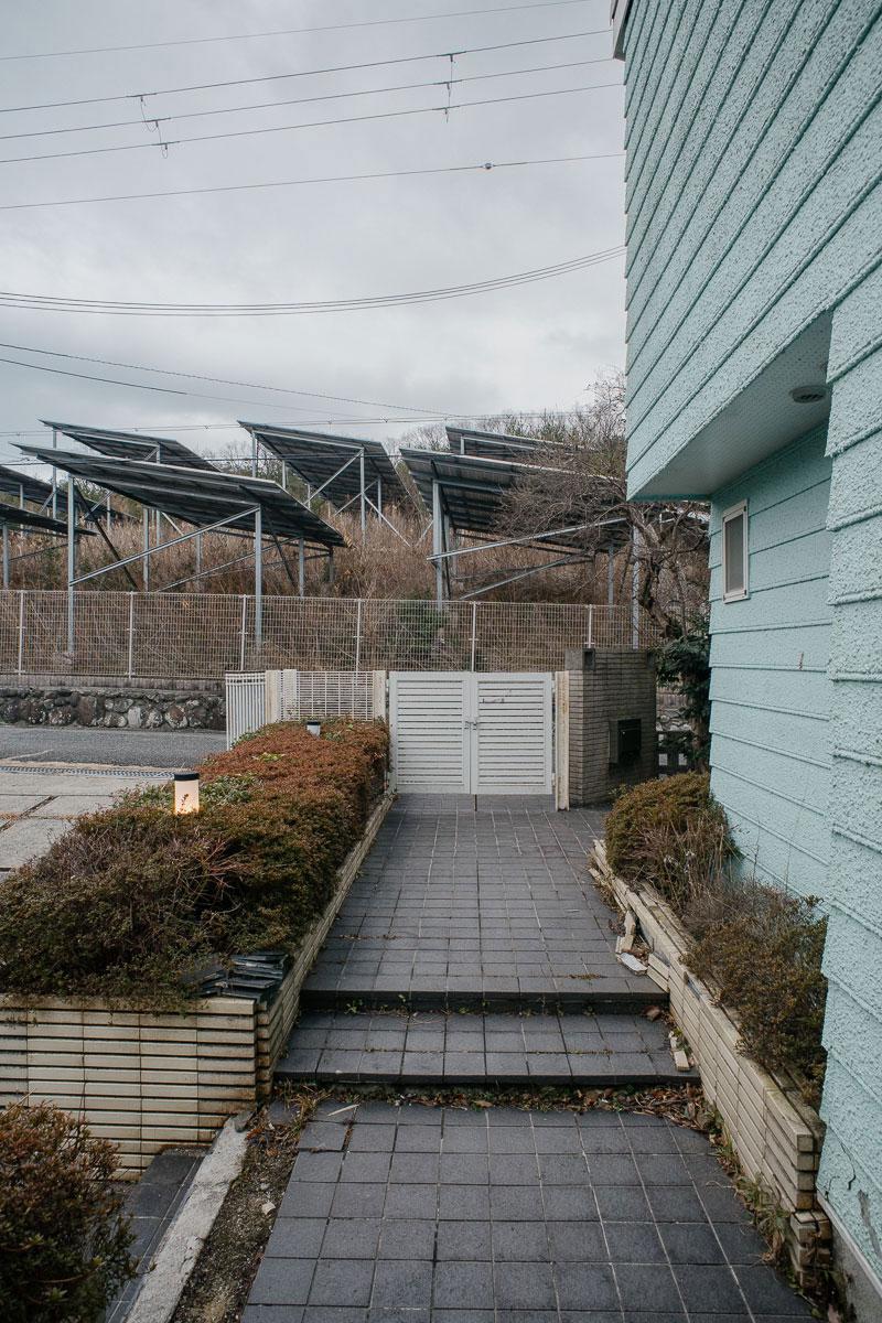 神戸市北区道場町生野の売買物件/前の道路には太陽光パネルがあります。