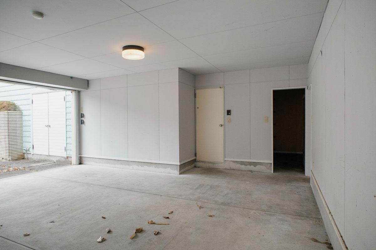 神戸市北区道場町生野の売買物件/駐車場から勝手口を通って、キッチンに抜けることもできる