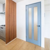 神戸市灘区寺口町の売買物件/淡いブルーの建具