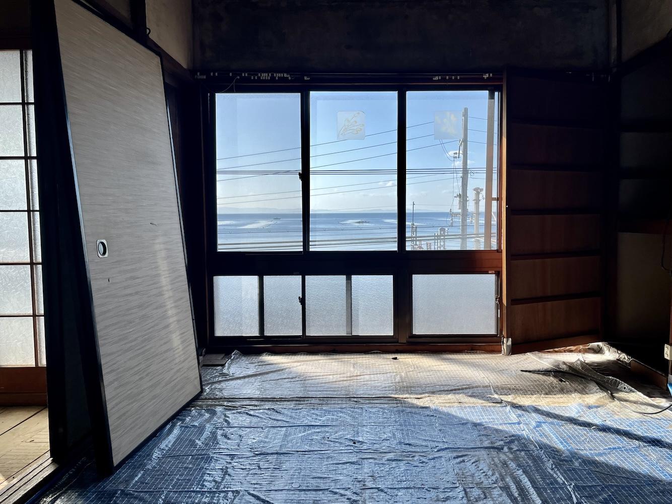 神戸市垂水区塩屋町の売買物件/窓の外に映る青。
