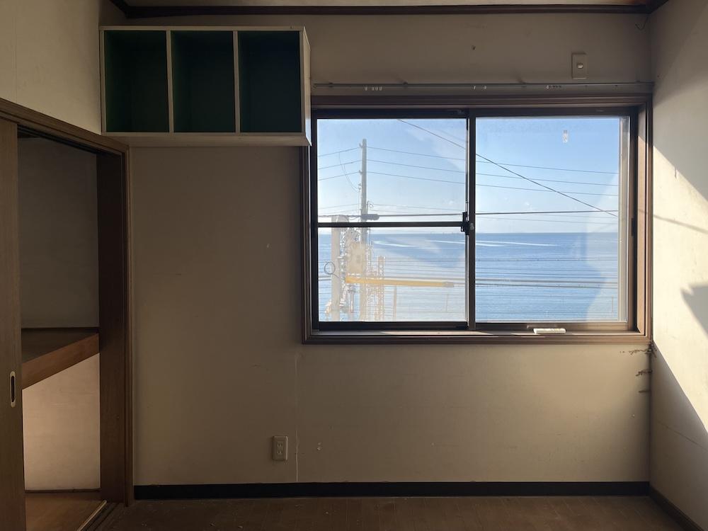 神戸市垂水区塩屋町の売買物件/小さな個室の窓にも海が映る