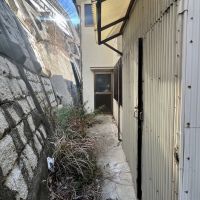 神戸市垂水区塩屋町の売買物件/建物北側の様子。擁壁に面しています。