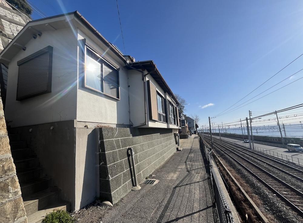 神戸市垂水区塩屋町の売買物件/外観。線路脇に佇んでいます。