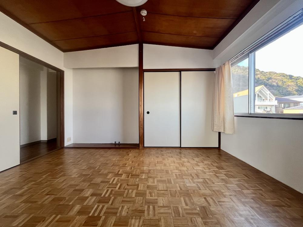 神戸市中央区北野町の賃貸物件/勾配のある木天井とレトロな雰囲気のパーケットフローリング