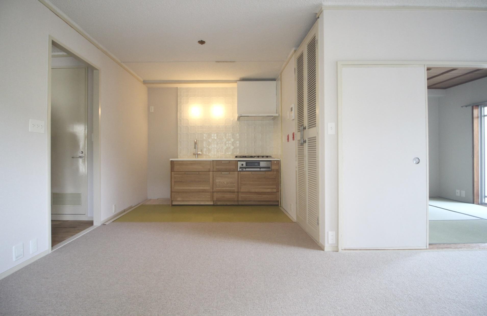 芦屋市楠町の賃貸物件/ふかふか肌触りの良いウールカーペットと、オーク材のキッチン。