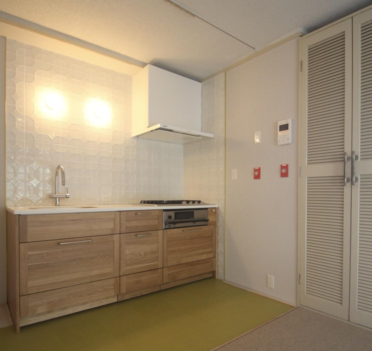 芦屋市楠町の賃貸物件/オーク材のキッチンにタイル、木製ルーバーの建具。いちばんのお気に入り。