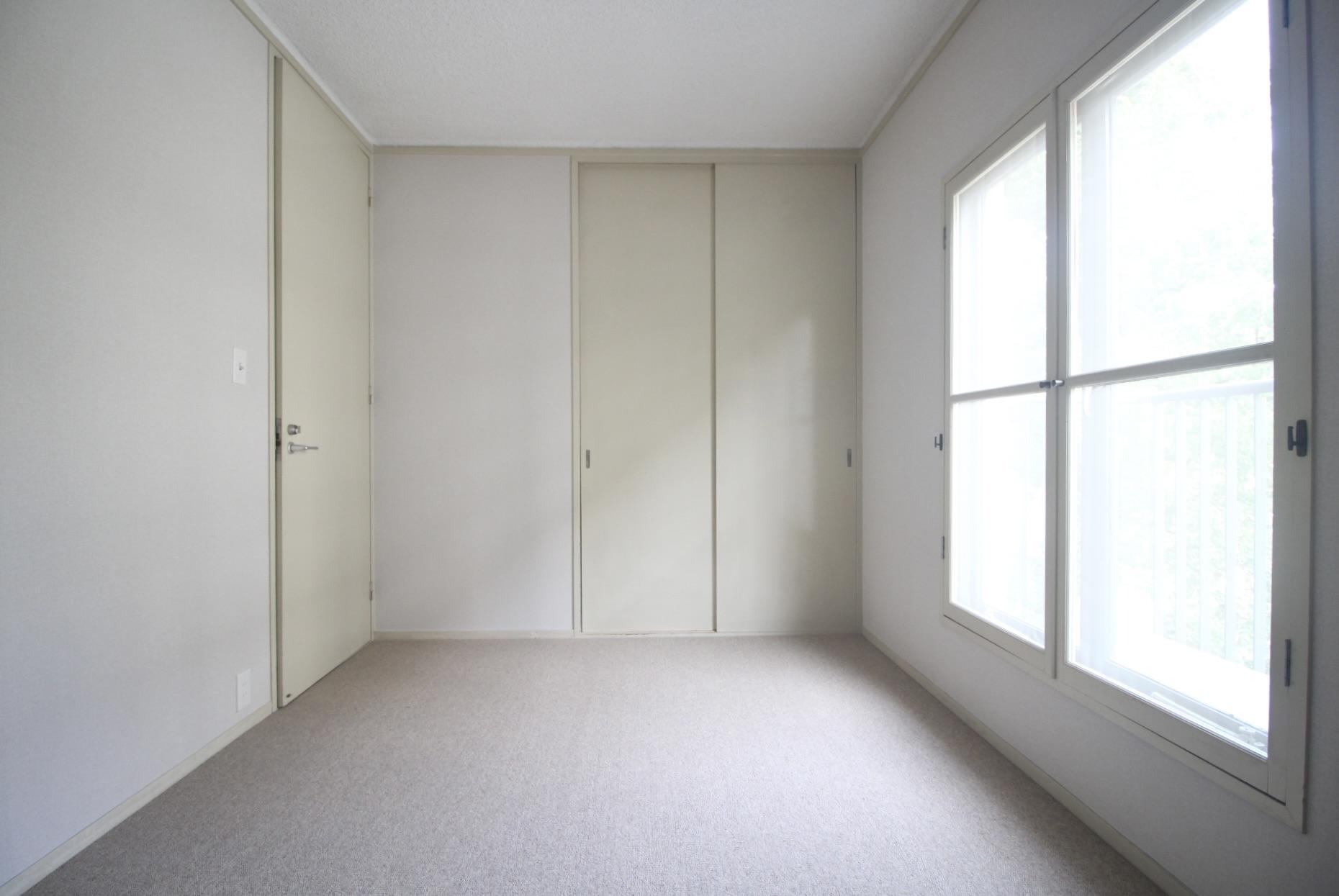 芦屋市楠町の賃貸物件/アンティークアイボリーの木製建具が印象的な洋室。