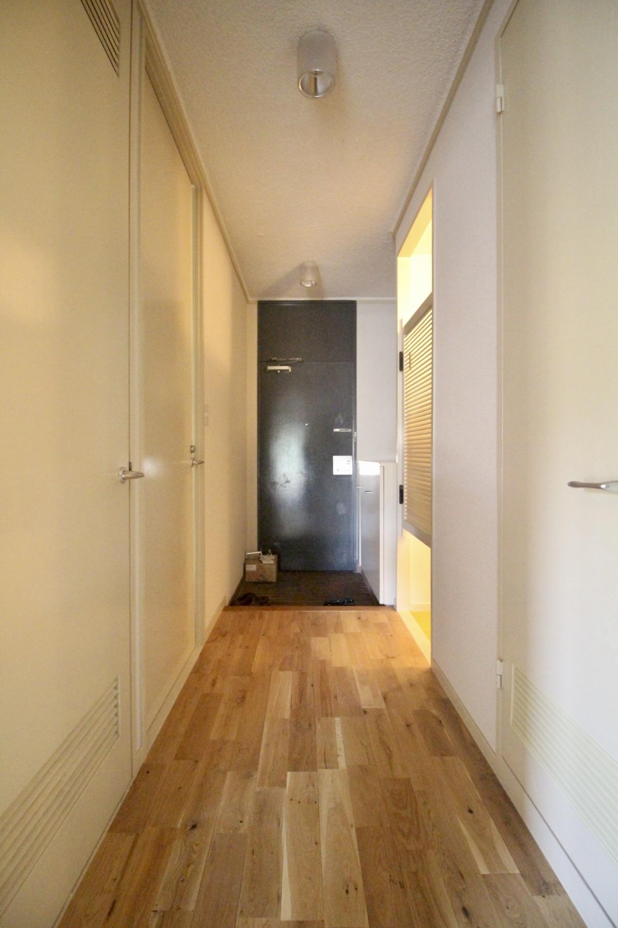 芦屋市楠町の賃貸物件/オークの無垢床が続く廊下。