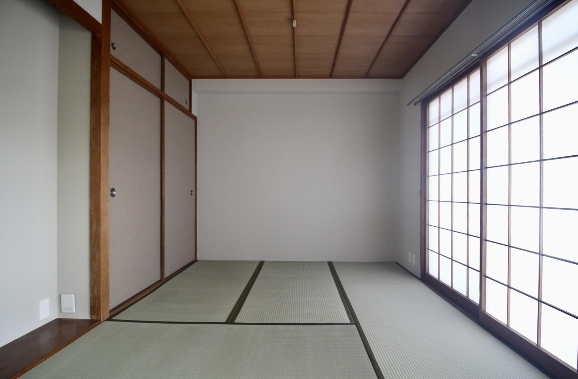 芦屋市楠町の賃貸物件/木天井と、有機栽培いぐさの畳の和室。