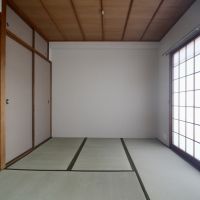 芦屋市楠町の賃貸物件/木天井と、有機栽培いぐさの畳の和室。