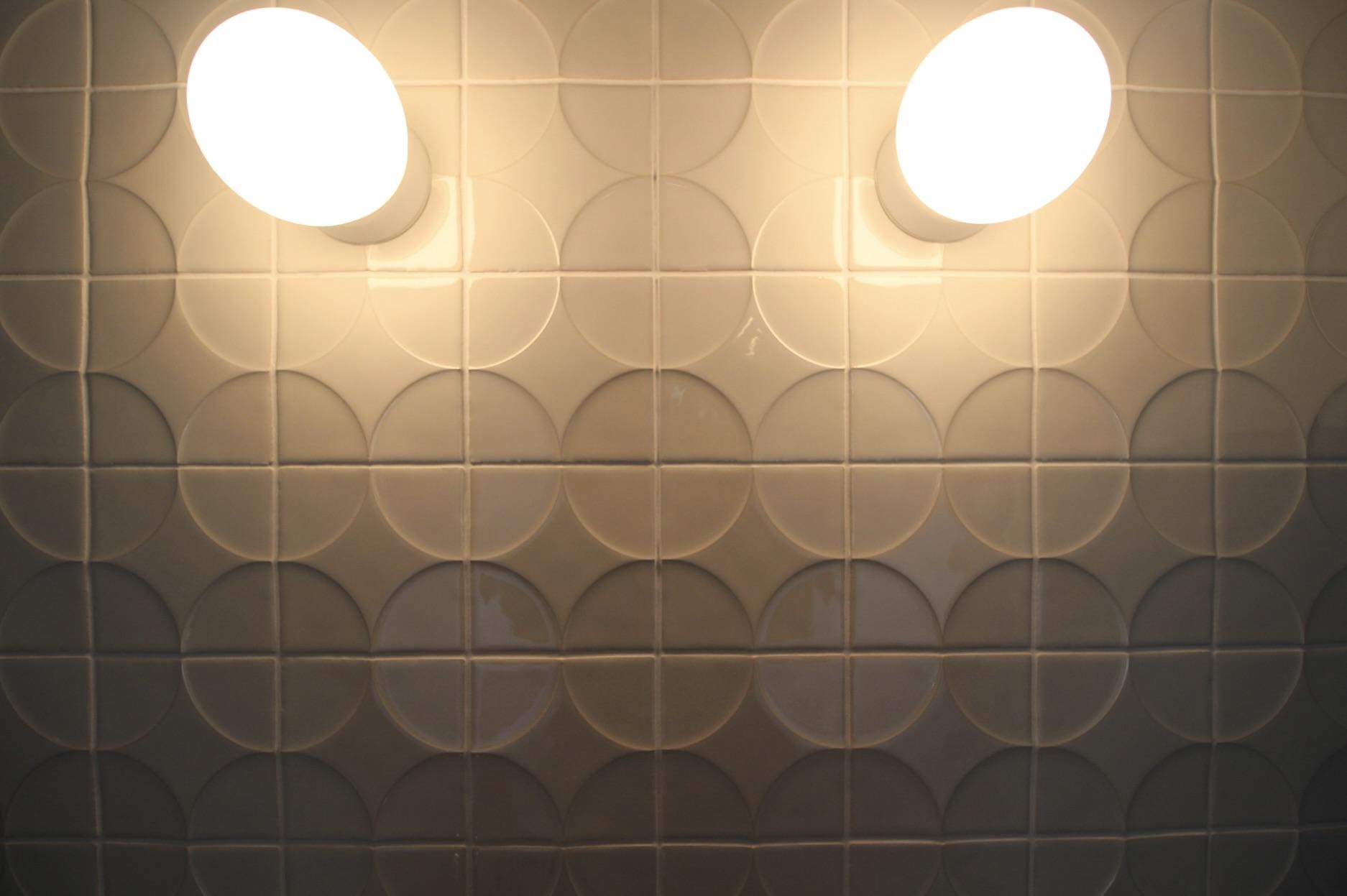 芦屋市楠町の賃貸物件/丸みを帯びたタイルと、円形ライトの好相性。