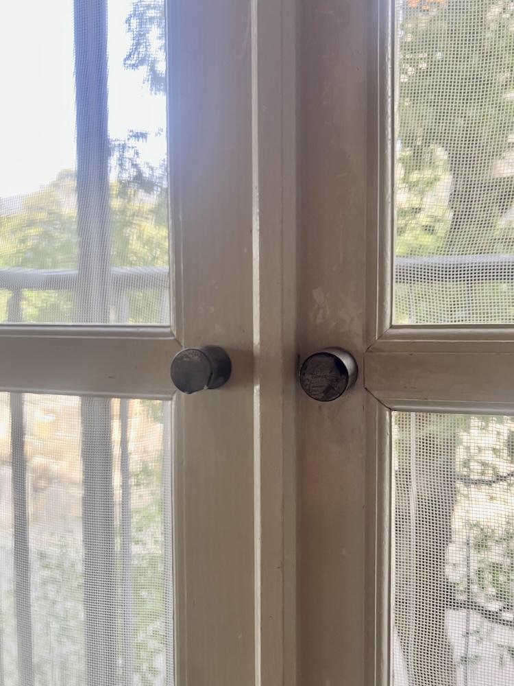 芦屋市楠町の賃貸物件/もはやアンティークと呼びたい木製網戸。