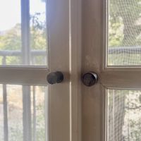 芦屋市楠町の賃貸物件/もはやアンティークと呼びたい木製網戸。