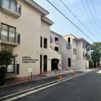 芦屋市楠町の賃貸物件/スペイン風瓦とアールの開口が印象的なヴィンテージマンション。