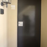 芦屋市楠町の賃貸物件/玄関のレトロ照明と、煉瓦タイル。