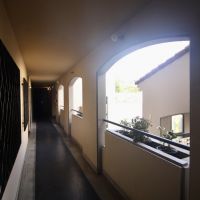 芦屋市楠町の賃貸物件/アールの開口と、タイル床の共用廊下。